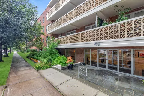 45 Hill Park Ave #3D, North Hempstead, NY 11021