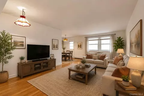 45 Hill Park Ave #3D, North Hempstead, NY 11021