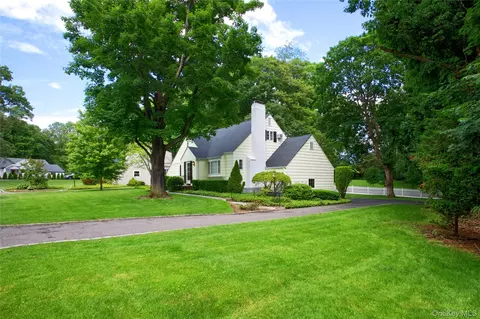 18 Old Farm Rd, North Hempstead, NY 11577
