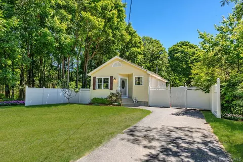283 Railroad Ave, Center Moriches, NY 11934