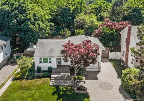 7 Margaret Dr, Plainview, NY 11803