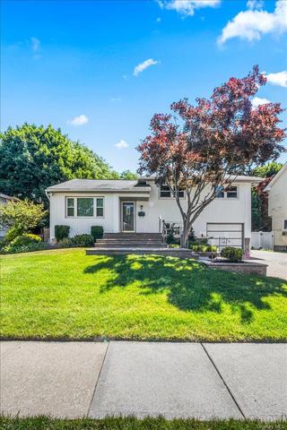 7 Margaret Dr, Plainview, NY 11803