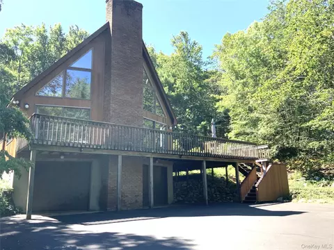 73 Glen Rd, Calverton, NY 11933