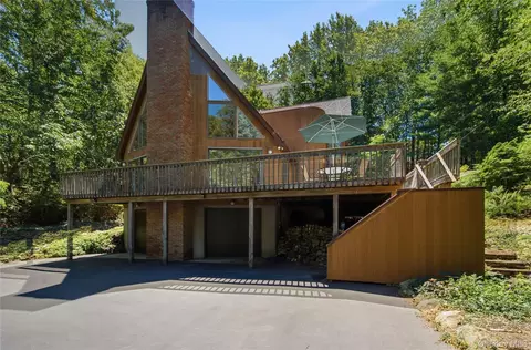 73 Glen Rd, Calverton, NY 11933