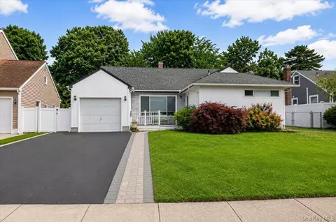 512 Farmranch Rd E, Bethpage, NY 11714