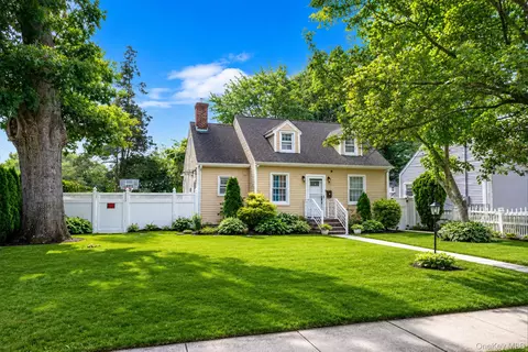 86 Jesse St, Freeport, NY 11520