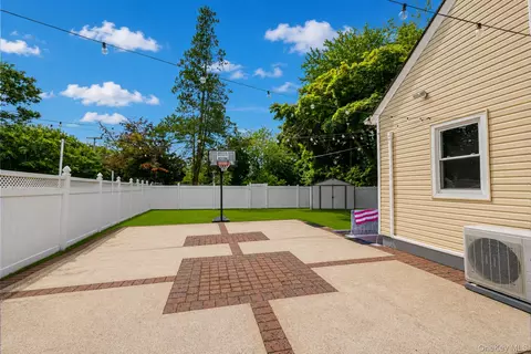 Exterior - 86 Jesse St, Freeport, NY 11520 photo 4 of 8