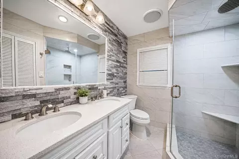 Bath - 86 Jesse St, Freeport, NY 11520 photo 2 of 3