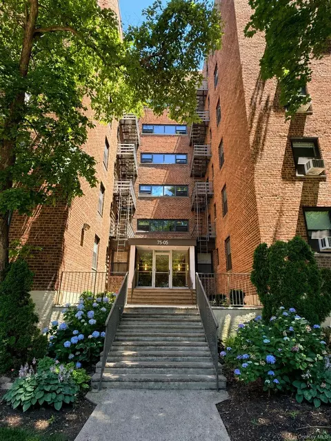 75-05 210th St #4N, New York, NY 11364