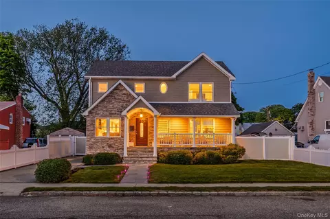 122 Linton Ave, Lindenhurst, NY 11757