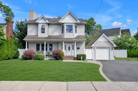 146 Melville Rd, Farmingdale, NY 11735
