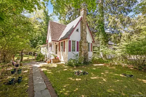 12 Valkyr Rd, Rocky Point, NY 11778