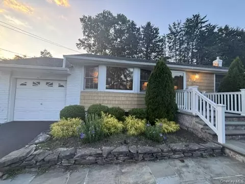 9 Carrol Pl, Greenlawn, NY 11740