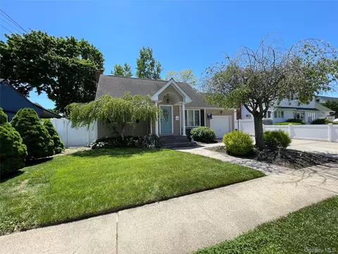 36 34th St, Copiague, NY 11726
