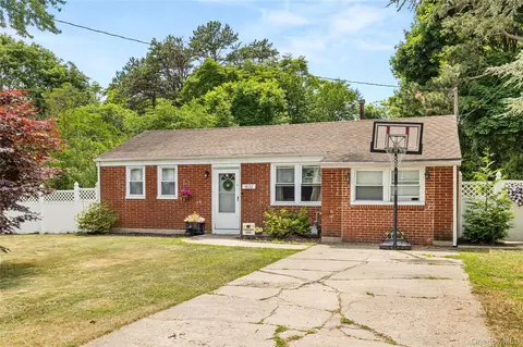 1632 N Thompson Dr, Bay Shore, NY 11706