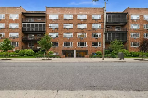 101 Lincoln Ave #4K, North Hempstead, NY 11501
