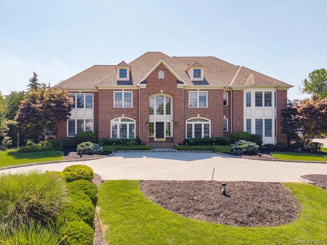 26 Legends Cir, Melville, NY 11747