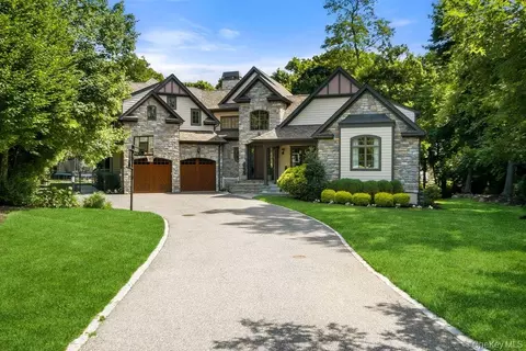 5 Buckingham Ct, Syosset, NY 11791
