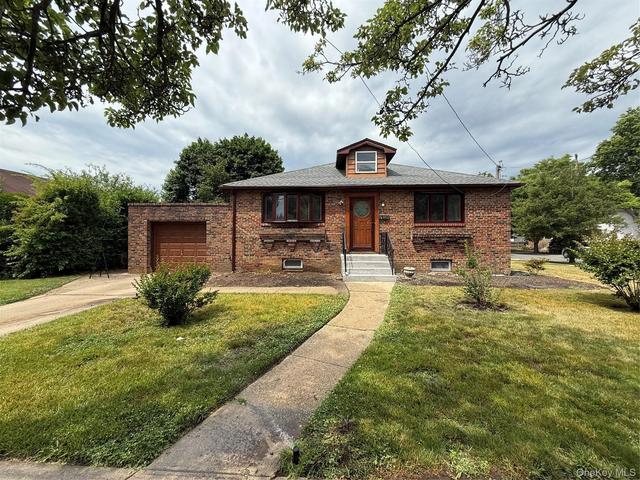 634 Leonard Ave, Uniondale, NY 11553