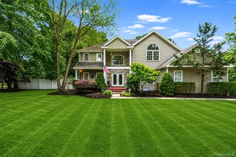 17 Esplanade Dr, Brookhaven, NY 11772