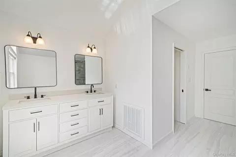Bath - 17 Esplanade Dr, Brookhaven, NY 11772 photo 3 of 5