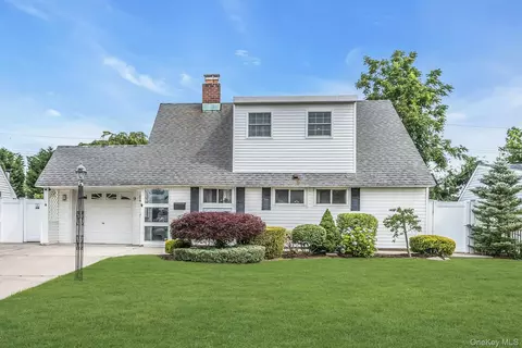 9 Deep Ln, Wantagh, NY 11793