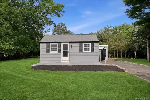 902 Old Medford Ave, Medford, NY 11763