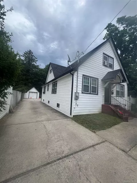 27 Brook Ave, Bay Shore, NY 11706