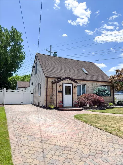 2 Irvington St, Valley Stream, NY 11581