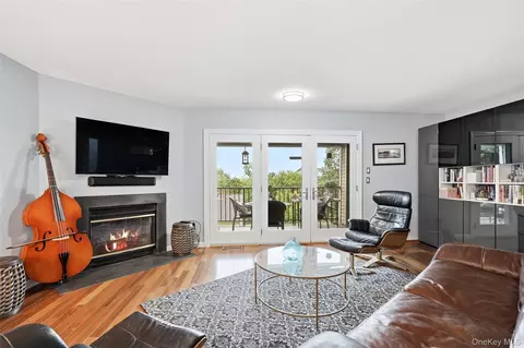 Living - 4 Cumberland Ct, Peekskill, NY 10566 photo 4 of 4