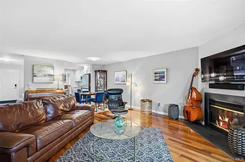 Living - 4 Cumberland Ct, Peekskill, NY 10566 photo 2 of 4