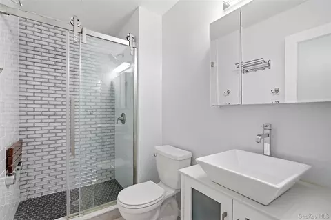 Bath - 4 Cumberland Ct, Peekskill, NY 10566 photo 2 of 3