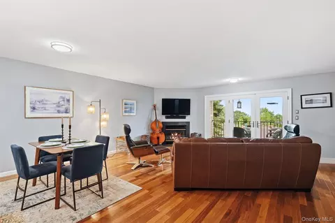 Living - 4 Cumberland Ct, Peekskill, NY 10566 photo 3 of 4