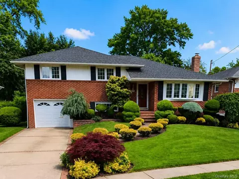 360 Terrace Ave, Garden City, NY 11530