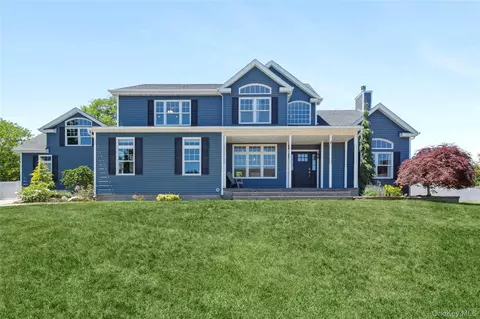 25 Ashley Cir, Manorville, NY 11949