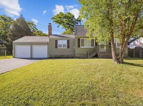 16 Brushwood Dr, Shirley, NY 11967