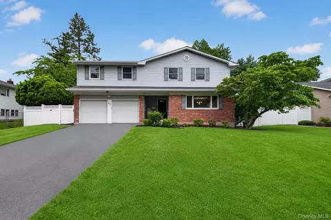 40 Pittoni Dr, Commack, NY 11725