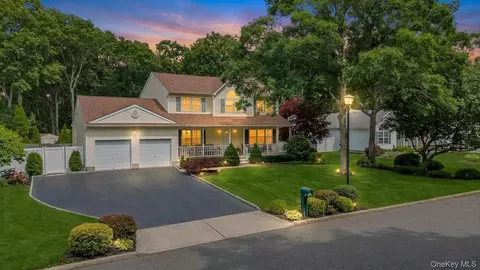75 Apple Ln, Medford, NY 11763