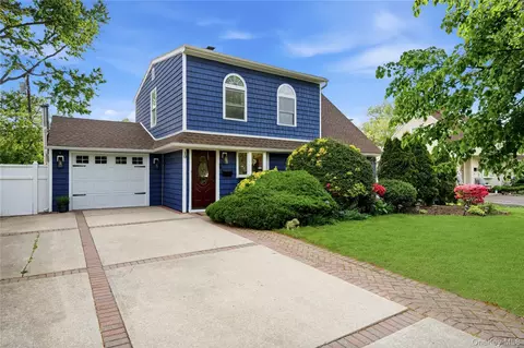 10 Wildflower Ln, Wantagh, NY 11793