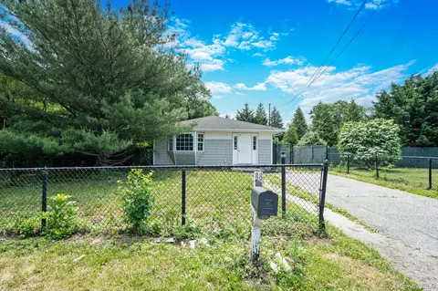 88 Eleanor Ave, Mastic, NY 11950