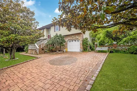 26 Block Ter, Farmingdale, NY 11735