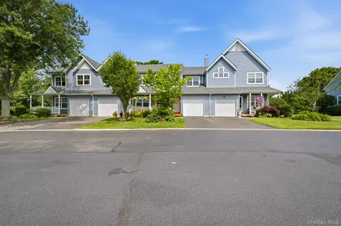 94 Broadlawn Dr, Central Islip, NY 11722