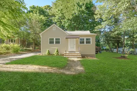 7 Laurelton Ave, Selden, NY 11784