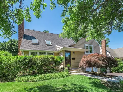 25 Andover Rd, North Hempstead, NY 11050