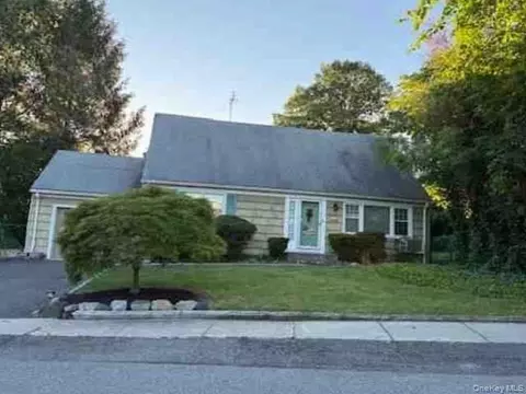 31 Glenwood Rd, Glen Head, NY 11545
