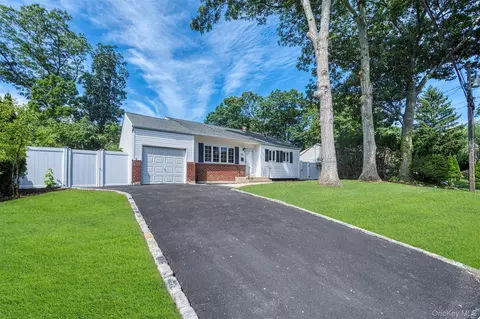 31 Foxwood Dr E, Huntington Station, NY 11746