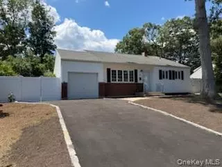 31 Foxwood Dr E, Huntington Station, NY 11746