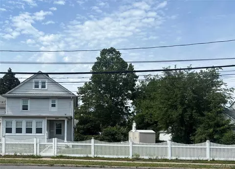 535 Cross St, North Hempstead, NY 11590