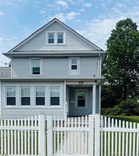 535 Cross St, North Hempstead, NY 11590