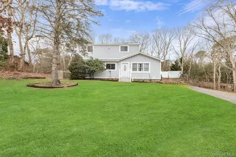 7 George St, Hampton Bays, NY 11946
